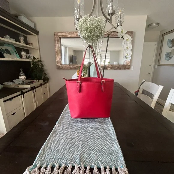 Michael Kors Tote (Red) w/Gold Hardware. - Picture 9 of 10